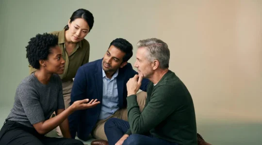 Gruppe diverser Menschen in digitalen Interaktionsräumen mit authentischen Gesten der Verbindung